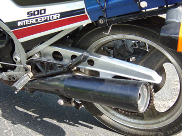 Look at my new Aluminium chain guard! Cost me only $6.00! Okay, it was $6 for the can of silver Krylon. ^_^